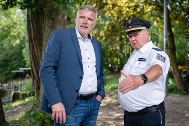 THÜRINGER REGIERUNGSMEDIENKONFERENZ MIT EINSATZÜBUNG DER FEUERWEHR IN JENA 28. Juli 2026 - Jena: Der Thüringer Staatssekretär für Brand-, Katastrophen- und Bevölkerungsschutz, Andreas Bausewein (SPD), mit RenÃ Treunert (Thüringer Innenministerium). In einer beispielhaften Einsatzsituation demonstrierten Ersthelfer, Rettungsdienst und Feuerwehr das Zusammenspiel der Rettungskette. *** THURINGIAN GOVERNMENT PRESS CONFERENCE WITH FIRE DEPARTMENT DRILL IN JENA July 28, 2026 Jena The Thuringian State Secretary for Fire, Disaster, and Civil Protection, Andreas Bausewein (SPD), with Renà Treunert, Thuringian Ministry of the Interior. In a simulated emergency scenario, first responders, emergency medical services, and the fire department