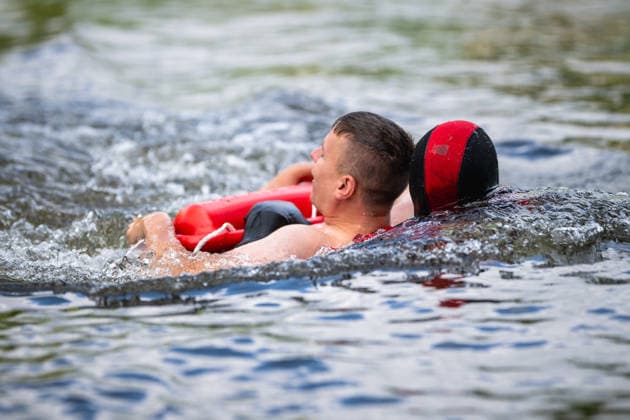THÜRINGER REGIERUNGSMEDIENKONFERENZ MIT EINSATZÜBUNG DER FEUERWEHR IN JENA 28. Juli 2026 - Jena: Ein Rettungsschwimmer rettet eine ertrinkende Person aus der Saale. In einer beispielhaften Einsatzsituation demonstrierten Ersthelfer, Rettungsdienst und Feuerwehr das Zusammenspiel der Rettungskette. Eine ertrinkende Person wird aus der Saale gerettet. *** THURINGIA GOVERNMENT PRESS CONFERENCE WITH FIRE DEPARTMENT TRAINING EXERCISE IN JENA July 28, 2026 Jena A lifeguard rescues a drowning person from the Saale River In a simulated emergency scenario, first responders, emergency medical services, and the fire department demonstrated the coordination of the rescue chain. A drowning person is rescued from the Saale River