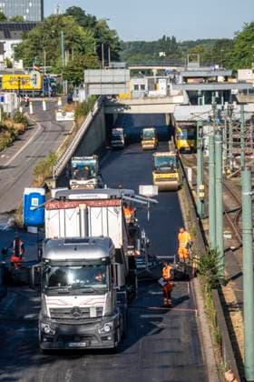 Sanierung der Autobahn A40 zwischen Mülheim-Winkhausen und Essen-Ost, auf 5,8 Kilometer wurde die Asphaltdecke erneuert, mit s.g. Flüsterasphalt, offenporiger Asphalt, in beide Fahrtrichtungen, insgesamt über 110.000 Quadratmeter, eine Woche Vollsperrung, mit starker Verkehrsbehinderungen im Ruhrgebiet, Essen, NRW, Deutschland Autobahnsanierung *** Renovation of the A40 highway between Mülheim Winkhausen and Essen Ost: The asphalt pavement was replaced over a 5.8-kilometer stretch with so-called whisper asphalt (open-pored asphalt) in both directions, totaling over 110,000 square meters; the highway was fully closed for one week, causing severe traffic disruptions in the Ruhr region, Essen, North Rhine-Westphalia, and Germany. Highway