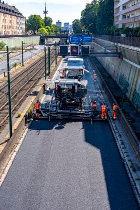 Sanierung der Autobahn A40 zwischen Mülheim-Winkhausen und Essen-Ost, auf 5,8 Kilometer wurde die Asphaltdecke erneuert, mit s.g. Flüsterasphalt, offenporiger Asphalt, in beide Fahrtrichtungen, insgesamt über 110.000 Quadratmeter, eine Woche Vollsperrung, mit starker Verkehrsbehinderungen im Ruhrgebiet, Essen, NRW, Deutschland Autobahnsanierung *** Renovation of the A40 highway between Mülheim Winkhausen and Essen Ost: The asphalt pavement was replaced over a 5.8-kilometer stretch with so-called whisper asphalt (open-pored asphalt) in both directions, totaling over 110,000 square meters; the highway was fully closed for one week, causing severe traffic disruptions in the Ruhr region, Essen, North Rhine-Westphalia, and Germany. Highway