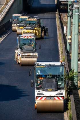 Sanierung der Autobahn A40 zwischen Mülheim-Winkhausen und Essen-Ost, auf 5,8 Kilometer wurde die Asphaltdecke erneuert, mit s.g. Flüsterasphalt, offenporiger Asphalt, in beide Fahrtrichtungen, insgesamt über 110.000 Quadratmeter, Straßenwalzen, eine Woche Vollsperrung, mit starker Verkehrsbehinderungen im Ruhrgebiet, Essen, NRW, Deutschland Autobahnsanierung *** Renovation of the A40 highway between Mülheim Winkhausen and Essen Ost; the asphalt pavement was replaced over a 5.8-kilometer stretch with so-called whisper asphalt (open-pored asphalt) in both directions, covering a total of over 110,000 square meters, Road rollers; a one-week full closure, causing severe traffic disruptions in the Ruhr region, Essen, North Rhine-Westphalia