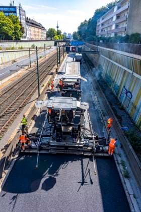 Sanierung der Autobahn A40 zwischen Mülheim-Winkhausen und Essen-Ost, auf 5,8 Kilometer wurde die Asphaltdecke erneuert, mit s.g. Flüsterasphalt, offenporiger Asphalt, in beide Fahrtrichtungen, insgesamt über 110.000 Quadratmeter, eine Woche Vollsperrung, mit starker Verkehrsbehinderungen im Ruhrgebiet, Essen, NRW, Deutschland Autobahnsanierung *** Renovation of the A40 highway between Mülheim Winkhausen and Essen Ost: The asphalt pavement was replaced over a 5.8-kilometer stretch with so-called whisper asphalt (open-pored asphalt) in both directions, totaling over 110,000 square meters; the highway was fully closed for one week, causing severe traffic disruptions in the Ruhr region, Essen, North Rhine-Westphalia, and Germany. Highway