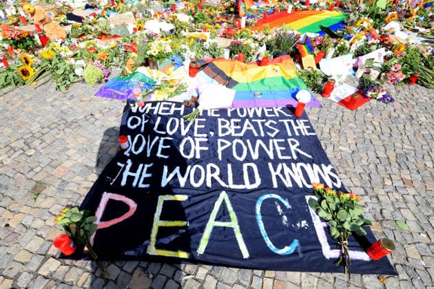 28.07.2026, GER DEU, Deutschland Gedenkstaetten fuer die Opfer des Terroranschlags vom 25.07.2026 beim CSD-Berlin im Tiergarten Berlin, Brandenburger Tor, viele Blumen Nordphoto *** July 28, 2026, GER DEU, Germany: Memorials for the victims of the terrorist attack on July 25, 2026, during the Berlin CSD in Berlin s Tiergarten and at the Brandenburg Gate; many flowers. Nordphoto Copyright: xNordphotox xEnglerx