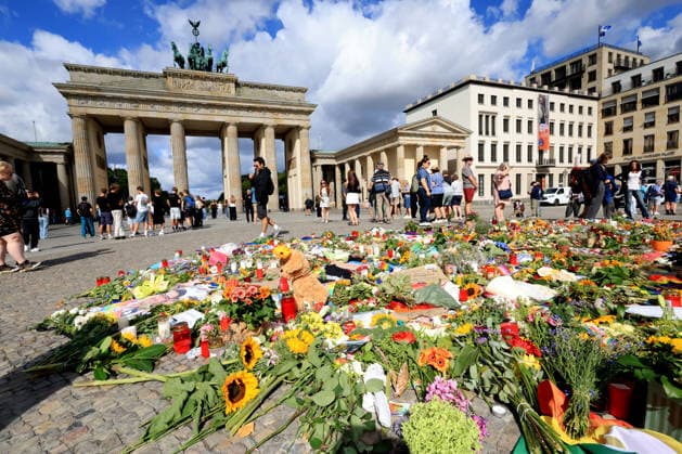 28.07.2026, GER DEU, Deutschland Gedenkstaetten fuer die Opfer des Terroranschlags vom 25.07.2026 beim CSD-Berlin im Tiergarten Berlin, Brandenburger Tor, viele Blumen Nordphoto *** July 28, 2026, GER DEU, Germany: Memorials for the victims of the terrorist attack on July 25, 2026, during the Berlin CSD in Berlin s Tiergarten and at the Brandenburg Gate; many flowers. Nordphoto Copyright: xNordphotox xEnglerx