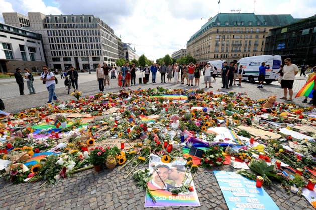 28.07.2026, GER DEU, Deutschland Gedenkstaetten fuer die Opfer des Terroranschlags vom 25.07.2026 beim CSD-Berlin im Tiergarten Berlin, Brandenburger Tor, viele Blumen Nordphoto *** July 28, 2026, GER DEU, Germany: Memorials for the victims of the terrorist attack on July 25, 2026, during the Berlin CSD in Berlin s Tiergarten and at the Brandenburg Gate; many flowers. Nordphoto Copyright: xNordphotox xEnglerx