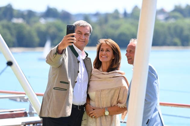 Selfie mit Markus SOEDER (Ministerpraesident Bayern und CSU Vorsitzender),Michaela KANIBER (Staatsministerin fuer Ernaehrung,Landwirtschaft,Forsten und Tourismus),Thorsten GLAUBER (Staatsminister fuer Umwelt und Verbraucherschutz). Pressekonferenz. Das Bayerische Kabinett tagt am 28.07.2026 auf der MS Starnberg auf dem Starnberger See. *** Selfie with Markus SOEDER, Minister-President of Bavaria and CSU Chairman, and Michaela KANIBER, Minister of State for Food,Agriculture, Forestry, and Tourism, and Thorsten GLAUBER, Minister of State for the Environment and Consumer Protection. Press conference: The Bavarian Cabinet will meet on July 28, 2026, aboard the MS Starnberg on Lake Starnberg.