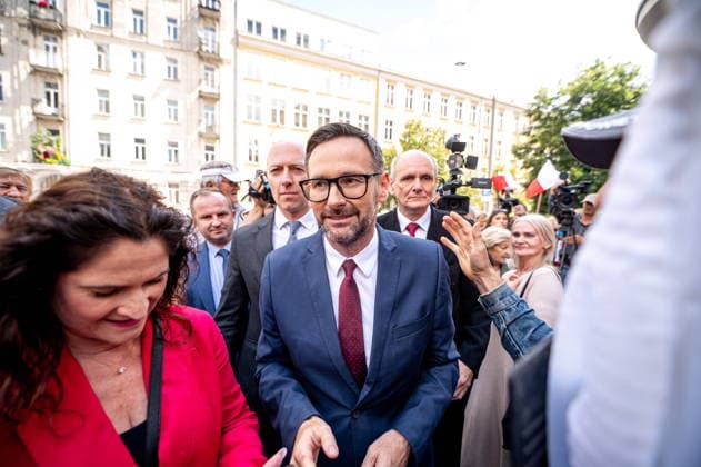 Warszawa 28.07.2026. Former Orlen CEO and Law and Justice (PiS) MEP Daniel Obajtek arrives at the District Prosecutor s Office in Warsaw. A large picket of supporters gathered in front of the building to show solidarity with Obajtek as he faces questioning. The case involves allegations of violating press law and giving false testimony related to the withdrawal of a controversial issue of the weekly magazine Nie from sale. --- Daniel Obajtek, europosel PiS i byly prezes Orlenu, stawil sie przed Prokuratura Okregowa w Warszawie. Przed budynkiem zebrala sie liczna pikieta sympatykow Prawa i Sprawiedliwosci, ktorzy przyszli wyrazic solidarnosc z politykiem. Obajtek pojawil sie w prokuraturze w zwiazku z zarzutami naruszenia prawa prasowego o 
