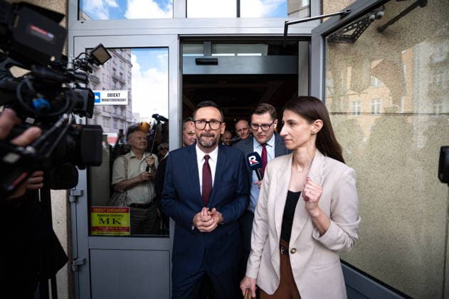 Warszawa 28.07.2026. Former Orlen CEO and Law and Justice (PiS) MEP Daniel Obajtek arrives at the District Prosecutor s Office in Warsaw. A large picket of supporters gathered in front of the building to show solidarity with Obajtek as he faces questioning. The case involves allegations of violating press law and giving false testimony related to the withdrawal of a controversial issue of the weekly magazine Nie from sale. --- Daniel Obajtek, europosel PiS i byly prezes Orlenu, stawil sie przed Prokuratura Okregowa w Warszawie. Przed budynkiem zebrala sie liczna pikieta sympatykow Prawa i Sprawiedliwosci, ktorzy przyszli wyrazic solidarnosc z politykiem. Obajtek pojawil sie w prokuraturze w zwiazku z zarzutami naruszenia prawa prasowego o 