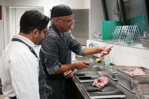 Hessens Wirtschaftsminister Kaweh Mansoori (SPD) und der Landrat des Kreis Groß-Gerau Thomas Will (SPD) bereiten in der Küche des AVM-Ausbildungsrestaurants Mangold in Bischofsheim ein Backhendl in Kürbiskern-Panade zu mit Küchenchef Florian Rothbauer - Bischofsheim 28.07.2026: Wirtschaftsminister Kaweh Mansoori besucht das Mangold *** Hesse’s Minister of Economic Affairs, Kaweh Mansoori (SPD), and Thomas Will (SPD), District Administrator of Groß Gerau, are preparing a fried chicken in a pumpkin seed breading in the kitchen of the AVM Mangold training restaurant in Bischofsheim with Head Chef Florian Rothbauer. Bischofsheim, July 28, 2026 Minister of Economic Affairs Kaweh Mansoori visits the Mangold