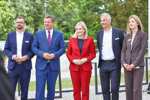 Halle (Saale), Sachsen-Anhalt, Deutschland, 28.07.2026: Besuch der Wacker Biotech GmbH: Mathias Wiedemann, Leiter des Geschäftsbereichs Biosolutions der Wacker Chemie AG, Ministerpräsident von Sachsen-Anhalt Sven Schulze (CDU) und Bundesministerin für Gesundheit Nina Warken (CDU), Guido Seidel, GF Wacker Biotech GmbH und Dr. Nicole Krafczyk, Produktionsleiterin *** Halle, Saale, Saxony-Anhalt, Germany, July 28, 2026: Visit to Wacker Biotech GmbH by Mathias Wiedemann, Head of the Biosolutions Business Unit at Wacker Chemie AG; Sven Schulze (CDU), Minister President of Saxony-Anhalt; Nina Warken (CDU), Federal Minister of Health; and Guido Seidel, Managing Director of Wacker Biotech GmbH, and Dr. Nicole Krafczyk, Production Manager Copyright: xdtsxNachrichtenagenturx dts_128798