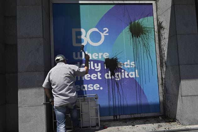 Depositors protest frozen savings at banks in Lebanon BEIRUT, LEBANON - JULY 28: A man strikes bank with a hammer as people, who are unable to withdraw their money after all foreign currency deposit accounts in the country were frozen in 2019 to prevent the depletion of foreign exchange reserves, stage a protest in Beirut, Lebanon on July 28, 2026. Houssam Shbaro Anadolu Beirut Lebanon. Editorial use only. Please get in touch for any other usage.  Copyright: x2026xAnadoluxHoussamxShbarox