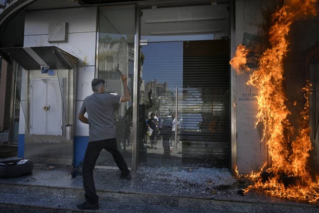 Depositors protest frozen savings at banks in Lebanon BEIRUT, LEBANON - JULY 28: Protesters light fires in front of a bank as people, who are unable to withdraw their money after all foreign currency deposit accounts in the country were frozen in 2019 to prevent the depletion of foreign exchange reserves, stage a protest in Beirut, Lebanon on July 28, 2026. Houssam Shbaro Anadolu Beirut Lebanon. Editorial use only. Please get in touch for any other usage.  Copyright: x2026xAnadoluxHoussamxShbarox