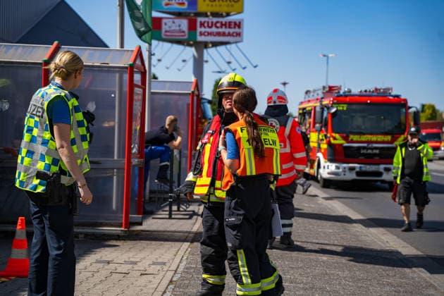 Brand in Lagerhalle Feuerwehren aus mehreren Kommunen im Einsatz Am 28.07.2026 kam es gegen 09:00 Uhr zu einem Brand in einer Lagerhalle in der Gutenbergstraße in Kriftel. Feuerwehr und Polizei sowie Feuerwehren aus dem Umkreis Hofheim und Bad Soden sind vor Ort im Einsatz, die Löscharbeiten dauern derzeit an. Zum Einsatz kommen ein mobiler Lüfter, der die Halle mit einem Wasser-Luft-Gemisch bebläst, sowie eine Drohne, die das Hallendach überfliegt. Aufgrund des Einsatzes sind die Gutenbergstraße sowie die Bachstraße gesperrt, im Umfeld kann es zu Geruchsbelästigungen kommen. Das DRK hat gegen 11:30 Uhr eine Versorgungsstation für die Einsatzkräfte aufgebaut, eine Gefahr für die Bevölkerung besteht nach aktuellem Stand nicht