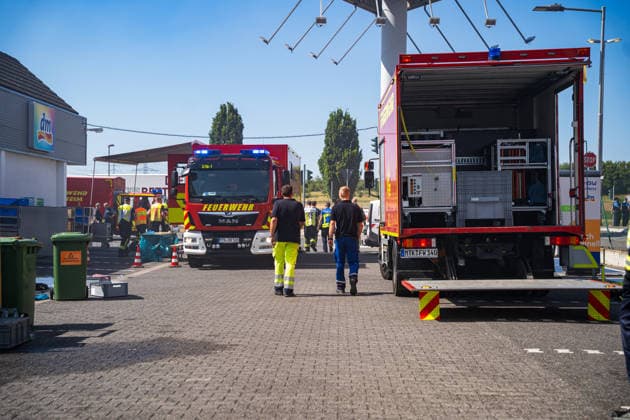 Brand in Lagerhalle Feuerwehren aus mehreren Kommunen im Einsatz Am 28.07.2026 kam es gegen 09:00 Uhr zu einem Brand in einer Lagerhalle in der Gutenbergstraße in Kriftel. Feuerwehr und Polizei sowie Feuerwehren aus dem Umkreis Hofheim und Bad Soden sind vor Ort im Einsatz, die Löscharbeiten dauern derzeit an. Zum Einsatz kommen ein mobiler Lüfter, der die Halle mit einem Wasser-Luft-Gemisch bebläst, sowie eine Drohne, die das Hallendach überfliegt. Aufgrund des Einsatzes sind die Gutenbergstraße sowie die Bachstraße gesperrt, im Umfeld kann es zu Geruchsbelästigungen kommen. Das DRK hat gegen 11:30 Uhr eine Versorgungsstation für die Einsatzkräfte aufgebaut, eine Gefahr für die Bevölkerung besteht nach aktuellem Stand nicht