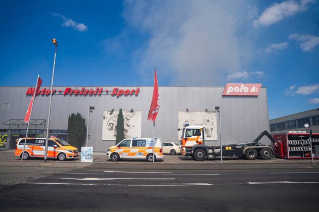 Brand in Lagerhalle Feuerwehren aus mehreren Kommunen im Einsatz Am 28.07.2026 kam es gegen 09:00 Uhr zu einem Brand in einer Lagerhalle in der Gutenbergstraße in Kriftel. Feuerwehr und Polizei sowie Feuerwehren aus dem Umkreis Hofheim und Bad Soden sind vor Ort im Einsatz, die Löscharbeiten dauern derzeit an. Zum Einsatz kommen ein mobiler Lüfter, der die Halle mit einem Wasser-Luft-Gemisch bebläst, sowie eine Drohne, die das Hallendach überfliegt. Aufgrund des Einsatzes sind die Gutenbergstraße sowie die Bachstraße gesperrt, im Umfeld kann es zu Geruchsbelästigungen kommen. Das DRK hat gegen 11:30 Uhr eine Versorgungsstation für die Einsatzkräfte aufgebaut, eine Gefahr für die Bevölkerung besteht nach aktuellem Stand nicht