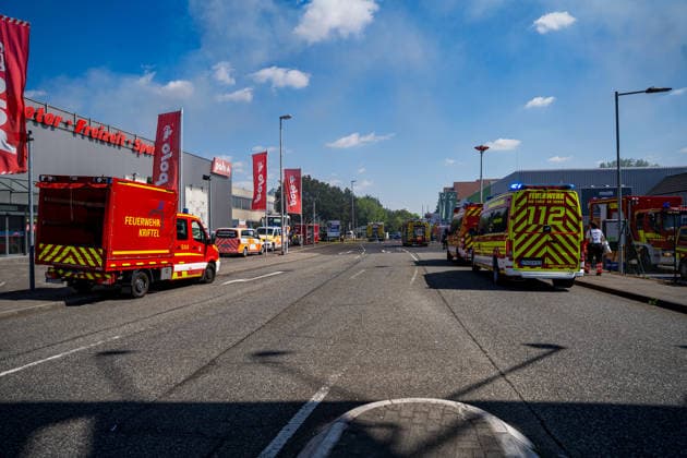 Brand in Lagerhalle Feuerwehren aus mehreren Kommunen im Einsatz Am 28.07.2026 kam es gegen 09:00 Uhr zu einem Brand in einer Lagerhalle in der Gutenbergstraße in Kriftel. Feuerwehr und Polizei sowie Feuerwehren aus dem Umkreis Hofheim und Bad Soden sind vor Ort im Einsatz, die Löscharbeiten dauern derzeit an. Zum Einsatz kommen ein mobiler Lüfter, der die Halle mit einem Wasser-Luft-Gemisch bebläst, sowie eine Drohne, die das Hallendach überfliegt. Aufgrund des Einsatzes sind die Gutenbergstraße sowie die Bachstraße gesperrt, im Umfeld kann es zu Geruchsbelästigungen kommen. Das DRK hat gegen 11:30 Uhr eine Versorgungsstation für die Einsatzkräfte aufgebaut, eine Gefahr für die Bevölkerung besteht nach aktuellem Stand nicht