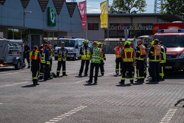 Brand in Lagerhalle Feuerwehren aus mehreren Kommunen im Einsatz Am 28.07.2026 kam es gegen 09:00 Uhr zu einem Brand in einer Lagerhalle in der Gutenbergstraße in Kriftel. Feuerwehr und Polizei sowie Feuerwehren aus dem Umkreis Hofheim und Bad Soden sind vor Ort im Einsatz, die Löscharbeiten dauern derzeit an. Zum Einsatz kommen ein mobiler Lüfter, der die Halle mit einem Wasser-Luft-Gemisch bebläst, sowie eine Drohne, die das Hallendach überfliegt. Aufgrund des Einsatzes sind die Gutenbergstraße sowie die Bachstraße gesperrt, im Umfeld kann es zu Geruchsbelästigungen kommen. Das DRK hat gegen 11:30 Uhr eine Versorgungsstation für die Einsatzkräfte aufgebaut, eine Gefahr für die Bevölkerung besteht nach aktuellem Stand nicht