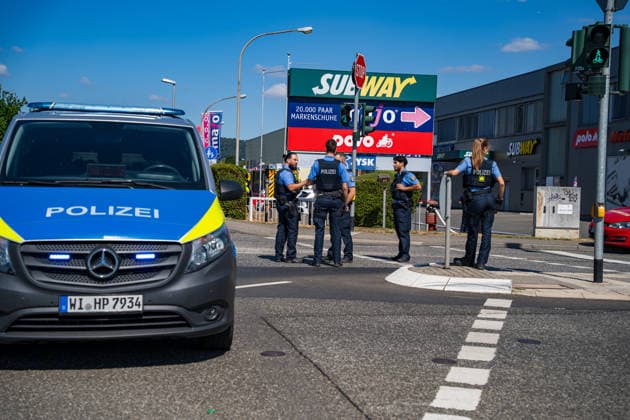 Brand in Lagerhalle Feuerwehren aus mehreren Kommunen im Einsatz Am 28.07.2026 kam es gegen 09:00 Uhr zu einem Brand in einer Lagerhalle in der Gutenbergstraße in Kriftel. Feuerwehr und Polizei sowie Feuerwehren aus dem Umkreis Hofheim und Bad Soden sind vor Ort im Einsatz, die Löscharbeiten dauern derzeit an. Zum Einsatz kommen ein mobiler Lüfter, der die Halle mit einem Wasser-Luft-Gemisch bebläst, sowie eine Drohne, die das Hallendach überfliegt. Aufgrund des Einsatzes sind die Gutenbergstraße sowie die Bachstraße gesperrt, im Umfeld kann es zu Geruchsbelästigungen kommen. Das DRK hat gegen 11:30 Uhr eine Versorgungsstation für die Einsatzkräfte aufgebaut, eine Gefahr für die Bevölkerung besteht nach aktuellem Stand nicht