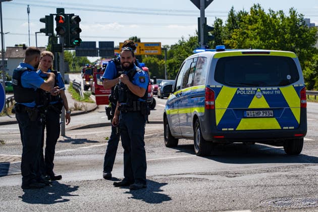Brand in Lagerhalle Feuerwehren aus mehreren Kommunen im Einsatz Am 28.07.2026 kam es gegen 09:00 Uhr zu einem Brand in einer Lagerhalle in der Gutenbergstraße in Kriftel. Feuerwehr und Polizei sowie Feuerwehren aus dem Umkreis Hofheim und Bad Soden sind vor Ort im Einsatz, die Löscharbeiten dauern derzeit an. Zum Einsatz kommen ein mobiler Lüfter, der die Halle mit einem Wasser-Luft-Gemisch bebläst, sowie eine Drohne, die das Hallendach überfliegt. Aufgrund des Einsatzes sind die Gutenbergstraße sowie die Bachstraße gesperrt, im Umfeld kann es zu Geruchsbelästigungen kommen. Das DRK hat gegen 11:30 Uhr eine Versorgungsstation für die Einsatzkräfte aufgebaut, eine Gefahr für die Bevölkerung besteht nach aktuellem Stand nicht