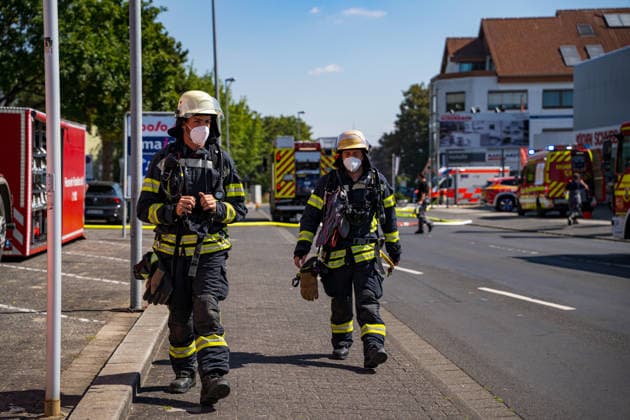 Brand in Lagerhalle Feuerwehren aus mehreren Kommunen im Einsatz Am 28.07.2026 kam es gegen 09:00 Uhr zu einem Brand in einer Lagerhalle in der Gutenbergstraße in Kriftel. Feuerwehr und Polizei sowie Feuerwehren aus dem Umkreis Hofheim und Bad Soden sind vor Ort im Einsatz, die Löscharbeiten dauern derzeit an. Zum Einsatz kommen ein mobiler Lüfter, der die Halle mit einem Wasser-Luft-Gemisch bebläst, sowie eine Drohne, die das Hallendach überfliegt. Aufgrund des Einsatzes sind die Gutenbergstraße sowie die Bachstraße gesperrt, im Umfeld kann es zu Geruchsbelästigungen kommen. Das DRK hat gegen 11:30 Uhr eine Versorgungsstation für die Einsatzkräfte aufgebaut, eine Gefahr für die Bevölkerung besteht nach aktuellem Stand nicht