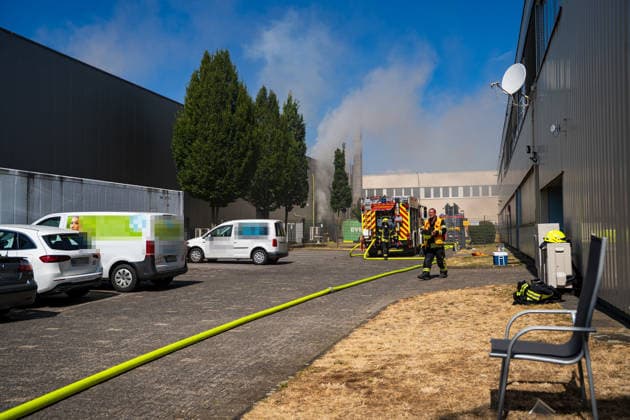 Brand in Lagerhalle Feuerwehren aus mehreren Kommunen im Einsatz Am 28.07.2026 kam es gegen 09:00 Uhr zu einem Brand in einer Lagerhalle in der Gutenbergstraße in Kriftel. Feuerwehr und Polizei sowie Feuerwehren aus dem Umkreis Hofheim und Bad Soden sind vor Ort im Einsatz, die Löscharbeiten dauern derzeit an. Zum Einsatz kommen ein mobiler Lüfter, der die Halle mit einem Wasser-Luft-Gemisch bebläst, sowie eine Drohne, die das Hallendach überfliegt. Aufgrund des Einsatzes sind die Gutenbergstraße sowie die Bachstraße gesperrt, im Umfeld kann es zu Geruchsbelästigungen kommen. Das DRK hat gegen 11:30 Uhr eine Versorgungsstation für die Einsatzkräfte aufgebaut, eine Gefahr für die Bevölkerung besteht nach aktuellem Stand nicht