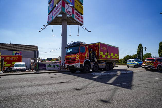 Brand in Lagerhalle Feuerwehren aus mehreren Kommunen im Einsatz Am 28.07.2026 kam es gegen 09:00 Uhr zu einem Brand in einer Lagerhalle in der Gutenbergstraße in Kriftel. Feuerwehr und Polizei sowie Feuerwehren aus dem Umkreis Hofheim und Bad Soden sind vor Ort im Einsatz, die Löscharbeiten dauern derzeit an. Zum Einsatz kommen ein mobiler Lüfter, der die Halle mit einem Wasser-Luft-Gemisch bebläst, sowie eine Drohne, die das Hallendach überfliegt. Aufgrund des Einsatzes sind die Gutenbergstraße sowie die Bachstraße gesperrt, im Umfeld kann es zu Geruchsbelästigungen kommen. Das DRK hat gegen 11:30 Uhr eine Versorgungsstation für die Einsatzkräfte aufgebaut, eine Gefahr für die Bevölkerung besteht nach aktuellem Stand nicht