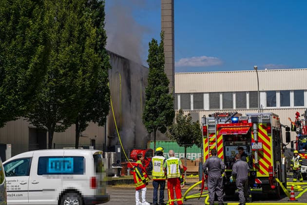 Brand in Lagerhalle Feuerwehren aus mehreren Kommunen im Einsatz Am 28.07.2026 kam es gegen 09:00 Uhr zu einem Brand in einer Lagerhalle in der Gutenbergstraße in Kriftel. Feuerwehr und Polizei sowie Feuerwehren aus dem Umkreis Hofheim und Bad Soden sind vor Ort im Einsatz, die Löscharbeiten dauern derzeit an. Zum Einsatz kommen ein mobiler Lüfter, der die Halle mit einem Wasser-Luft-Gemisch bebläst, sowie eine Drohne, die das Hallendach überfliegt. Aufgrund des Einsatzes sind die Gutenbergstraße sowie die Bachstraße gesperrt, im Umfeld kann es zu Geruchsbelästigungen kommen. Das DRK hat gegen 11:30 Uhr eine Versorgungsstation für die Einsatzkräfte aufgebaut, eine Gefahr für die Bevölkerung besteht nach aktuellem Stand nicht