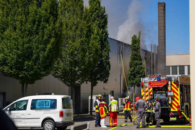 Brand in Lagerhalle Feuerwehren aus mehreren Kommunen im Einsatz Am 28.07.2026 kam es gegen 09:00 Uhr zu einem Brand in einer Lagerhalle in der Gutenbergstraße in Kriftel. Feuerwehr und Polizei sowie Feuerwehren aus dem Umkreis Hofheim und Bad Soden sind vor Ort im Einsatz, die Löscharbeiten dauern derzeit an. Zum Einsatz kommen ein mobiler Lüfter, der die Halle mit einem Wasser-Luft-Gemisch bebläst, sowie eine Drohne, die das Hallendach überfliegt. Aufgrund des Einsatzes sind die Gutenbergstraße sowie die Bachstraße gesperrt, im Umfeld kann es zu Geruchsbelästigungen kommen. Das DRK hat gegen 11:30 Uhr eine Versorgungsstation für die Einsatzkräfte aufgebaut, eine Gefahr für die Bevölkerung besteht nach aktuellem Stand nicht