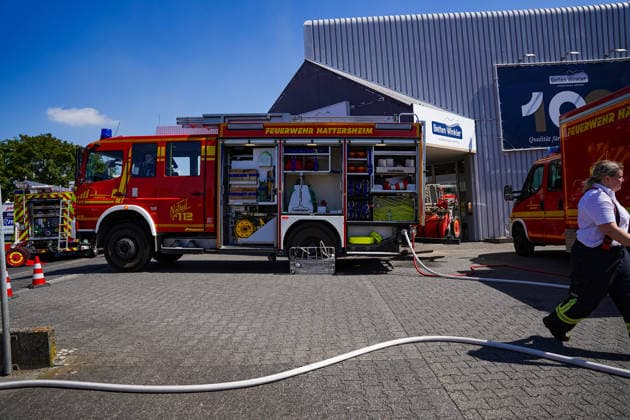 Brand in Lagerhalle Feuerwehren aus mehreren Kommunen im Einsatz Am 28.07.2026 kam es gegen 09:00 Uhr zu einem Brand in einer Lagerhalle in der Gutenbergstraße in Kriftel. Feuerwehr und Polizei sowie Feuerwehren aus dem Umkreis Hofheim und Bad Soden sind vor Ort im Einsatz, die Löscharbeiten dauern derzeit an. Zum Einsatz kommen ein mobiler Lüfter, der die Halle mit einem Wasser-Luft-Gemisch bebläst, sowie eine Drohne, die das Hallendach überfliegt. Aufgrund des Einsatzes sind die Gutenbergstraße sowie die Bachstraße gesperrt, im Umfeld kann es zu Geruchsbelästigungen kommen. Das DRK hat gegen 11:30 Uhr eine Versorgungsstation für die Einsatzkräfte aufgebaut, eine Gefahr für die Bevölkerung besteht nach aktuellem Stand nicht