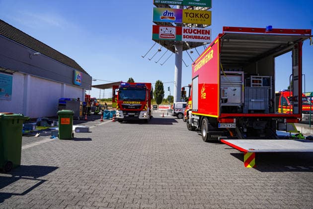 Brand in Lagerhalle Feuerwehren aus mehreren Kommunen im Einsatz Am 28.07.2026 kam es gegen 09:00 Uhr zu einem Brand in einer Lagerhalle in der Gutenbergstraße in Kriftel. Feuerwehr und Polizei sowie Feuerwehren aus dem Umkreis Hofheim und Bad Soden sind vor Ort im Einsatz, die Löscharbeiten dauern derzeit an. Zum Einsatz kommen ein mobiler Lüfter, der die Halle mit einem Wasser-Luft-Gemisch bebläst, sowie eine Drohne, die das Hallendach überfliegt. Aufgrund des Einsatzes sind die Gutenbergstraße sowie die Bachstraße gesperrt, im Umfeld kann es zu Geruchsbelästigungen kommen. Das DRK hat gegen 11:30 Uhr eine Versorgungsstation für die Einsatzkräfte aufgebaut, eine Gefahr für die Bevölkerung besteht nach aktuellem Stand nicht