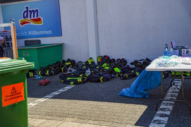 Brand in Lagerhalle Feuerwehren aus mehreren Kommunen im Einsatz Am 28.07.2026 kam es gegen 09:00 Uhr zu einem Brand in einer Lagerhalle in der Gutenbergstraße in Kriftel. Feuerwehr und Polizei sowie Feuerwehren aus dem Umkreis Hofheim und Bad Soden sind vor Ort im Einsatz, die Löscharbeiten dauern derzeit an. Zum Einsatz kommen ein mobiler Lüfter, der die Halle mit einem Wasser-Luft-Gemisch bebläst, sowie eine Drohne, die das Hallendach überfliegt. Aufgrund des Einsatzes sind die Gutenbergstraße sowie die Bachstraße gesperrt, im Umfeld kann es zu Geruchsbelästigungen kommen. Das DRK hat gegen 11:30 Uhr eine Versorgungsstation für die Einsatzkräfte aufgebaut, eine Gefahr für die Bevölkerung besteht nach aktuellem Stand nicht