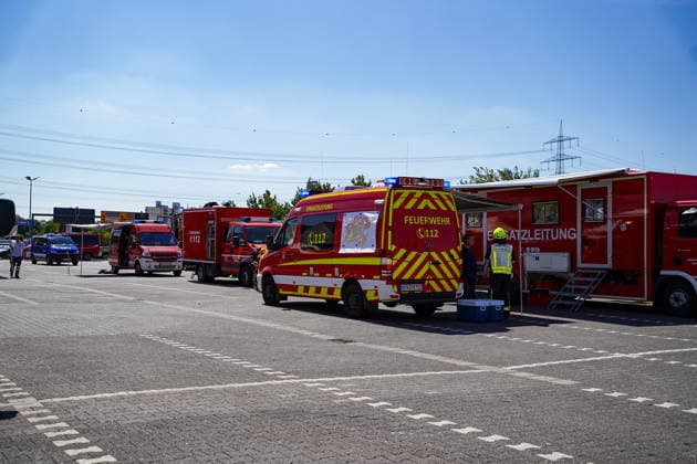 Brand in Lagerhalle Feuerwehren aus mehreren Kommunen im Einsatz Am 28.07.2026 kam es gegen 09:00 Uhr zu einem Brand in einer Lagerhalle in der Gutenbergstraße in Kriftel. Feuerwehr und Polizei sowie Feuerwehren aus dem Umkreis Hofheim und Bad Soden sind vor Ort im Einsatz, die Löscharbeiten dauern derzeit an. Zum Einsatz kommen ein mobiler Lüfter, der die Halle mit einem Wasser-Luft-Gemisch bebläst, sowie eine Drohne, die das Hallendach überfliegt. Aufgrund des Einsatzes sind die Gutenbergstraße sowie die Bachstraße gesperrt, im Umfeld kann es zu Geruchsbelästigungen kommen. Das DRK hat gegen 11:30 Uhr eine Versorgungsstation für die Einsatzkräfte aufgebaut, eine Gefahr für die Bevölkerung besteht nach aktuellem Stand nicht