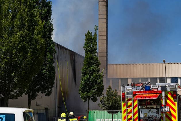 Brand in Lagerhalle Feuerwehren aus mehreren Kommunen im Einsatz Am 28.07.2026 kam es gegen 09:00 Uhr zu einem Brand in einer Lagerhalle in der Gutenbergstraße in Kriftel. Feuerwehr und Polizei sowie Feuerwehren aus dem Umkreis Hofheim und Bad Soden sind vor Ort im Einsatz, die Löscharbeiten dauern derzeit an. Zum Einsatz kommen ein mobiler Lüfter, der die Halle mit einem Wasser-Luft-Gemisch bebläst, sowie eine Drohne, die das Hallendach überfliegt. Aufgrund des Einsatzes sind die Gutenbergstraße sowie die Bachstraße gesperrt, im Umfeld kann es zu Geruchsbelästigungen kommen. Das DRK hat gegen 11:30 Uhr eine Versorgungsstation für die Einsatzkräfte aufgebaut, eine Gefahr für die Bevölkerung besteht nach aktuellem Stand nicht