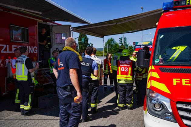 Brand in Lagerhalle Feuerwehren aus mehreren Kommunen im Einsatz Am 28.07.2026 kam es gegen 09:00 Uhr zu einem Brand in einer Lagerhalle in der Gutenbergstraße in Kriftel. Feuerwehr und Polizei sowie Feuerwehren aus dem Umkreis Hofheim und Bad Soden sind vor Ort im Einsatz, die Löscharbeiten dauern derzeit an. Zum Einsatz kommen ein mobiler Lüfter, der die Halle mit einem Wasser-Luft-Gemisch bebläst, sowie eine Drohne, die das Hallendach überfliegt. Aufgrund des Einsatzes sind die Gutenbergstraße sowie die Bachstraße gesperrt, im Umfeld kann es zu Geruchsbelästigungen kommen. Das DRK hat gegen 11:30 Uhr eine Versorgungsstation für die Einsatzkräfte aufgebaut, eine Gefahr für die Bevölkerung besteht nach aktuellem Stand nicht
