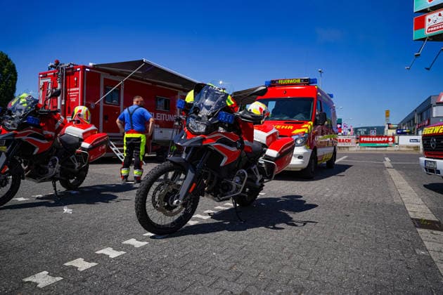 Brand in Lagerhalle Feuerwehren aus mehreren Kommunen im Einsatz Am 28.07.2026 kam es gegen 09:00 Uhr zu einem Brand in einer Lagerhalle in der Gutenbergstraße in Kriftel. Feuerwehr und Polizei sowie Feuerwehren aus dem Umkreis Hofheim und Bad Soden sind vor Ort im Einsatz, die Löscharbeiten dauern derzeit an. Zum Einsatz kommen ein mobiler Lüfter, der die Halle mit einem Wasser-Luft-Gemisch bebläst, sowie eine Drohne, die das Hallendach überfliegt. Aufgrund des Einsatzes sind die Gutenbergstraße sowie die Bachstraße gesperrt, im Umfeld kann es zu Geruchsbelästigungen kommen. Das DRK hat gegen 11:30 Uhr eine Versorgungsstation für die Einsatzkräfte aufgebaut, eine Gefahr für die Bevölkerung besteht nach aktuellem Stand nicht