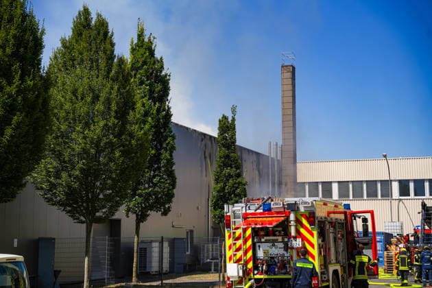 Brand in Lagerhalle Feuerwehren aus mehreren Kommunen im Einsatz Am 28.07.2026 kam es gegen 09:00 Uhr zu einem Brand in einer Lagerhalle in der Gutenbergstraße in Kriftel. Feuerwehr und Polizei sowie Feuerwehren aus dem Umkreis Hofheim und Bad Soden sind vor Ort im Einsatz, die Löscharbeiten dauern derzeit an. Zum Einsatz kommen ein mobiler Lüfter, der die Halle mit einem Wasser-Luft-Gemisch bebläst, sowie eine Drohne, die das Hallendach überfliegt. Aufgrund des Einsatzes sind die Gutenbergstraße sowie die Bachstraße gesperrt, im Umfeld kann es zu Geruchsbelästigungen kommen. Das DRK hat gegen 11:30 Uhr eine Versorgungsstation für die Einsatzkräfte aufgebaut, eine Gefahr für die Bevölkerung besteht nach aktuellem Stand nicht