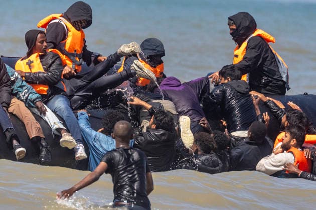 July 28, 2026, Hardelot, France: Hardelot, France. Migrants board an inflatable boat on the beach at Hardelot-Plage in an attempt to cross the English Channel in northern France. Hardelot France  - ZUMAl94_ 20260728_zaf_l94_037 Copyright: xMarcinxNowakx