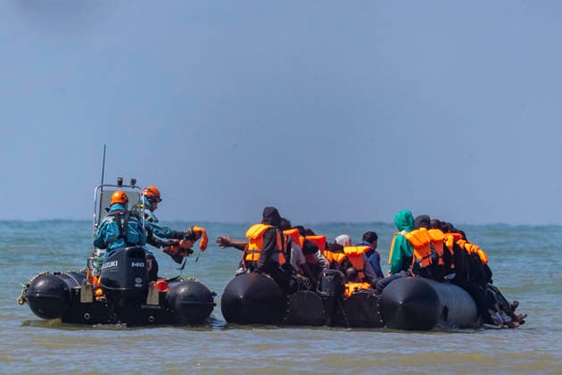 July 28, 2026, Hardelot, France: Hardelot, France. Maritime rescue services give life jackets to migrants aboard an inflatable boat as they attempt to cross the English Channel near Hardelot-Plage in northern France. Hardelot France  - ZUMAl94_ 20260728_zaf_l94_041 Copyright: xMarcinxNowakx