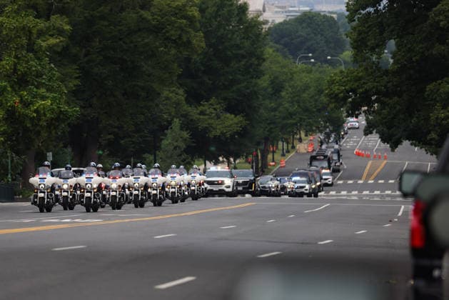 July 28, 2026, Washington, District Of Columbia, USA: A motorcade and a hearse carrying the casket of U.S. Senator Lindsey Graham (R-SC) arrives at the U.S. Capitol ahead of a memorial service in Washington, D.C. on July 28, 2026. Washington USA  - ZUMAd227 20260728_znp_d227_001 Copyright: xBryanxDozierx