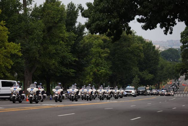 July 28, 2026, Washington, District Of Columbia, USA: A motorcade and a hearse carrying the casket of U.S. Senator Lindsey Graham (R-SC) arrives at the U.S. Capitol ahead of a memorial service in Washington, D.C. on July 28, 2026. Washington USA  - ZUMAd227 20260728_znp_d227_002 Copyright: xBryanxDozierx