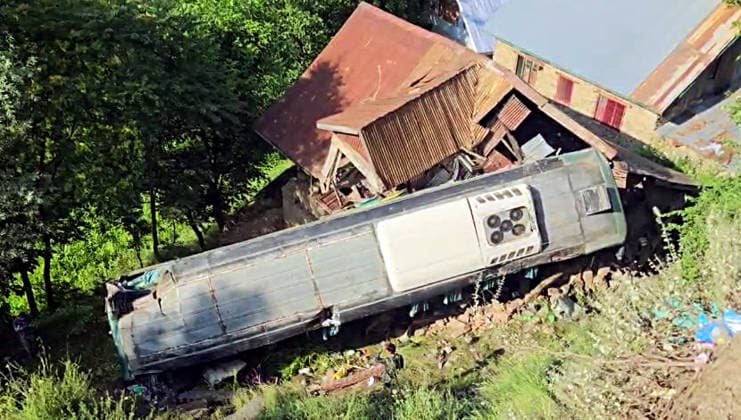 RECORD DATE NOT STATED A tourist bus skidded off the road at Hariganiwan Ganderbal, Jul 28 (ANI): A view of a damaged tourist bus after it skidded off the road at Hariganiwan, in Ganderbal on Tuesday. (ANI Video Grab) Ganderbal Jammu and Kashmir India Copyright: xANIx ANI_20260728312