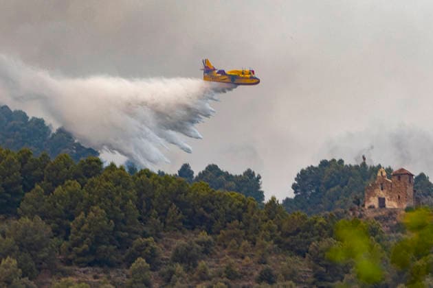 The Vall d’Uixó Fire Is Contained, but Smoke Remains a Concern A water bomber is working to extinguish the fire in Vall d’Uixó on July 28, 2026, in Castellón, Valencian Community, Spain. The fire that broke out in Vall d’Uixó, Castellón, is not growing significantly in terms of the number of hectares burned or its perimeter, but the smoke and the possibility that a temperature inversion could cause the fire to reignite are causing concern. Therefore, the absence of flames creates a false sense of security, and we cannot let our guard down. JULY 28, 2026 Ángel Sá Castellón, Valencian Community, Castellón, Valencian Community, Spain  Copyright: xÃngelxSanchezx 7691340