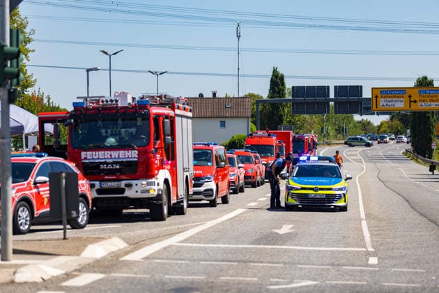 Brand in Lagerhalle Feuerwehr und Polizei im Einsatz Am 28.07.2026 kam es gegen 09:00 Uhr zu einem Brand in einer Lagerhalle in der Gutenbergstraße in Kriftel. Feuerwehr und Polizei sind vor Ort im Einsatz, die Löscharbeiten dauern derzeit an. Aufgrund des Einsatzes sind die Gutenbergstraße sowie die Bachstraße gesperrt. Im Umfeld des Brandortes kann es zu Geruchsbelästigungen kommen. Nach aktuellem Stand besteht keine Gefahr für die Bevölkerung. Kriftel Hessen Deutschland *** Fire in a Warehouse; Fire Department and Police on the Scene On July 28, 2026, at approximately 9:00 a.m., a fire broke out in a warehouse on Gutenbergstraße in Kriftel. The fire department and police are on the scene, and firefighting operations are curre