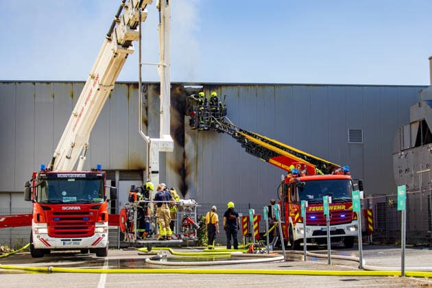 Brand in Lagerhalle Feuerwehr und Polizei im Einsatz Am 28.07.2026 kam es gegen 09:00 Uhr zu einem Brand in einer Lagerhalle in der Gutenbergstraße in Kriftel. Feuerwehr und Polizei sind vor Ort im Einsatz, die Löscharbeiten dauern derzeit an. Aufgrund des Einsatzes sind die Gutenbergstraße sowie die Bachstraße gesperrt. Im Umfeld des Brandortes kann es zu Geruchsbelästigungen kommen. Nach aktuellem Stand besteht keine Gefahr für die Bevölkerung. Kriftel Hessen Deutschland *** Fire in a Warehouse; Fire Department and Police on the Scene On July 28, 2026, at approximately 9:00 a.m., a fire broke out in a warehouse on Gutenbergstraße in Kriftel. The fire department and police are on the scene, and firefighting operations are curre