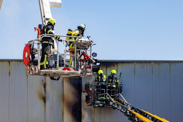 Brand in Lagerhalle Feuerwehr und Polizei im Einsatz Am 28.07.2026 kam es gegen 09:00 Uhr zu einem Brand in einer Lagerhalle in der Gutenbergstraße in Kriftel. Feuerwehr und Polizei sind vor Ort im Einsatz, die Löscharbeiten dauern derzeit an. Aufgrund des Einsatzes sind die Gutenbergstraße sowie die Bachstraße gesperrt. Im Umfeld des Brandortes kann es zu Geruchsbelästigungen kommen. Nach aktuellem Stand besteht keine Gefahr für die Bevölkerung. Kriftel Hessen Deutschland *** Fire in a Warehouse; Fire Department and Police on the Scene On July 28, 2026, at approximately 9:00 a.m., a fire broke out in a warehouse on Gutenbergstraße in Kriftel. The fire department and police are on the scene, and firefighting operations are curre