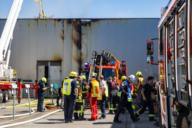 Brand in Lagerhalle Feuerwehr und Polizei im Einsatz Am 28.07.2026 kam es gegen 09:00 Uhr zu einem Brand in einer Lagerhalle in der Gutenbergstraße in Kriftel. Feuerwehr und Polizei sind vor Ort im Einsatz, die Löscharbeiten dauern derzeit an. Aufgrund des Einsatzes sind die Gutenbergstraße sowie die Bachstraße gesperrt. Im Umfeld des Brandortes kann es zu Geruchsbelästigungen kommen. Nach aktuellem Stand besteht keine Gefahr für die Bevölkerung. Kriftel Hessen Deutschland *** Fire in a Warehouse; Fire Department and Police on the Scene On July 28, 2026, at approximately 9:00 a.m., a fire broke out in a warehouse on Gutenbergstraße in Kriftel. The fire department and police are on the scene, and firefighting operations are curre