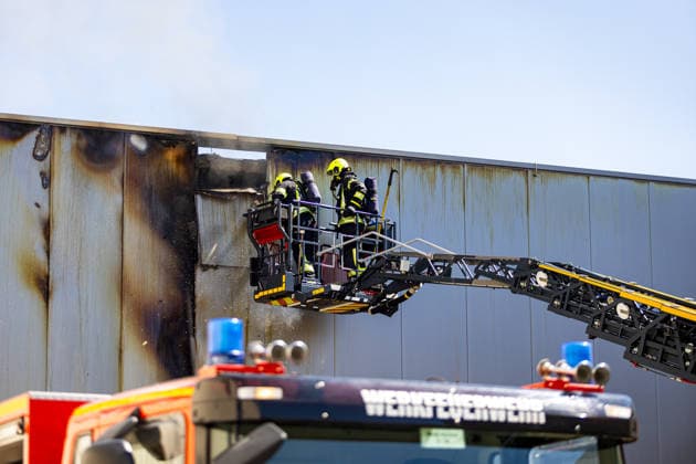 Brand in Lagerhalle Feuerwehr und Polizei im Einsatz Am 28.07.2026 kam es gegen 09:00 Uhr zu einem Brand in einer Lagerhalle in der Gutenbergstraße in Kriftel. Feuerwehr und Polizei sind vor Ort im Einsatz, die Löscharbeiten dauern derzeit an. Aufgrund des Einsatzes sind die Gutenbergstraße sowie die Bachstraße gesperrt. Im Umfeld des Brandortes kann es zu Geruchsbelästigungen kommen. Nach aktuellem Stand besteht keine Gefahr für die Bevölkerung. Kriftel Hessen Deutschland *** Fire in a Warehouse; Fire Department and Police on the Scene On July 28, 2026, at approximately 9:00 a.m., a fire broke out in a warehouse on Gutenbergstraße in Kriftel. The fire department and police are on the scene, and firefighting operations are curre