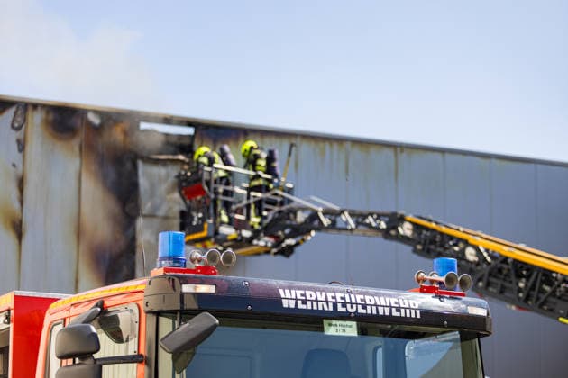 Brand in Lagerhalle Feuerwehr und Polizei im Einsatz Am 28.07.2026 kam es gegen 09:00 Uhr zu einem Brand in einer Lagerhalle in der Gutenbergstraße in Kriftel. Feuerwehr und Polizei sind vor Ort im Einsatz, die Löscharbeiten dauern derzeit an. Aufgrund des Einsatzes sind die Gutenbergstraße sowie die Bachstraße gesperrt. Im Umfeld des Brandortes kann es zu Geruchsbelästigungen kommen. Nach aktuellem Stand besteht keine Gefahr für die Bevölkerung. Kriftel Hessen Deutschland *** Fire in a Warehouse; Fire Department and Police on the Scene On July 28, 2026, at approximately 9:00 a.m., a fire broke out in a warehouse on Gutenbergstraße in Kriftel. The fire department and police are on the scene, and firefighting operations are curre