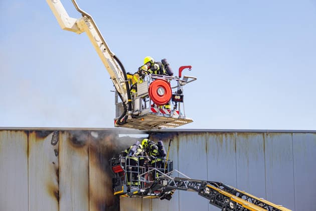 Brand in Lagerhalle Feuerwehr und Polizei im Einsatz Am 28.07.2026 kam es gegen 09:00 Uhr zu einem Brand in einer Lagerhalle in der Gutenbergstraße in Kriftel. Feuerwehr und Polizei sind vor Ort im Einsatz, die Löscharbeiten dauern derzeit an. Aufgrund des Einsatzes sind die Gutenbergstraße sowie die Bachstraße gesperrt. Im Umfeld des Brandortes kann es zu Geruchsbelästigungen kommen. Nach aktuellem Stand besteht keine Gefahr für die Bevölkerung. Kriftel Hessen Deutschland *** Fire in a Warehouse; Fire Department and Police on the Scene On July 28, 2026, at approximately 9:00 a.m., a fire broke out in a warehouse on Gutenbergstraße in Kriftel. The fire department and police are on the scene, and firefighting operations are curre