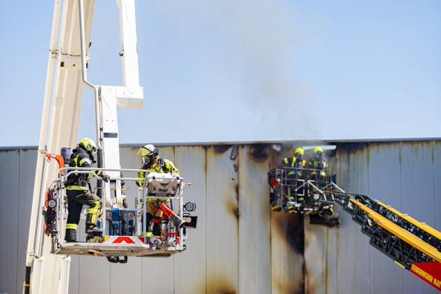Brand in Lagerhalle Feuerwehr und Polizei im Einsatz Am 28.07.2026 kam es gegen 09:00 Uhr zu einem Brand in einer Lagerhalle in der Gutenbergstraße in Kriftel. Feuerwehr und Polizei sind vor Ort im Einsatz, die Löscharbeiten dauern derzeit an. Aufgrund des Einsatzes sind die Gutenbergstraße sowie die Bachstraße gesperrt. Im Umfeld des Brandortes kann es zu Geruchsbelästigungen kommen. Nach aktuellem Stand besteht keine Gefahr für die Bevölkerung. Kriftel Hessen Deutschland *** Fire in a Warehouse; Fire Department and Police on the Scene On July 28, 2026, at approximately 9:00 a.m., a fire broke out in a warehouse on Gutenbergstraße in Kriftel. The fire department and police are on the scene, and firefighting operations are curre
